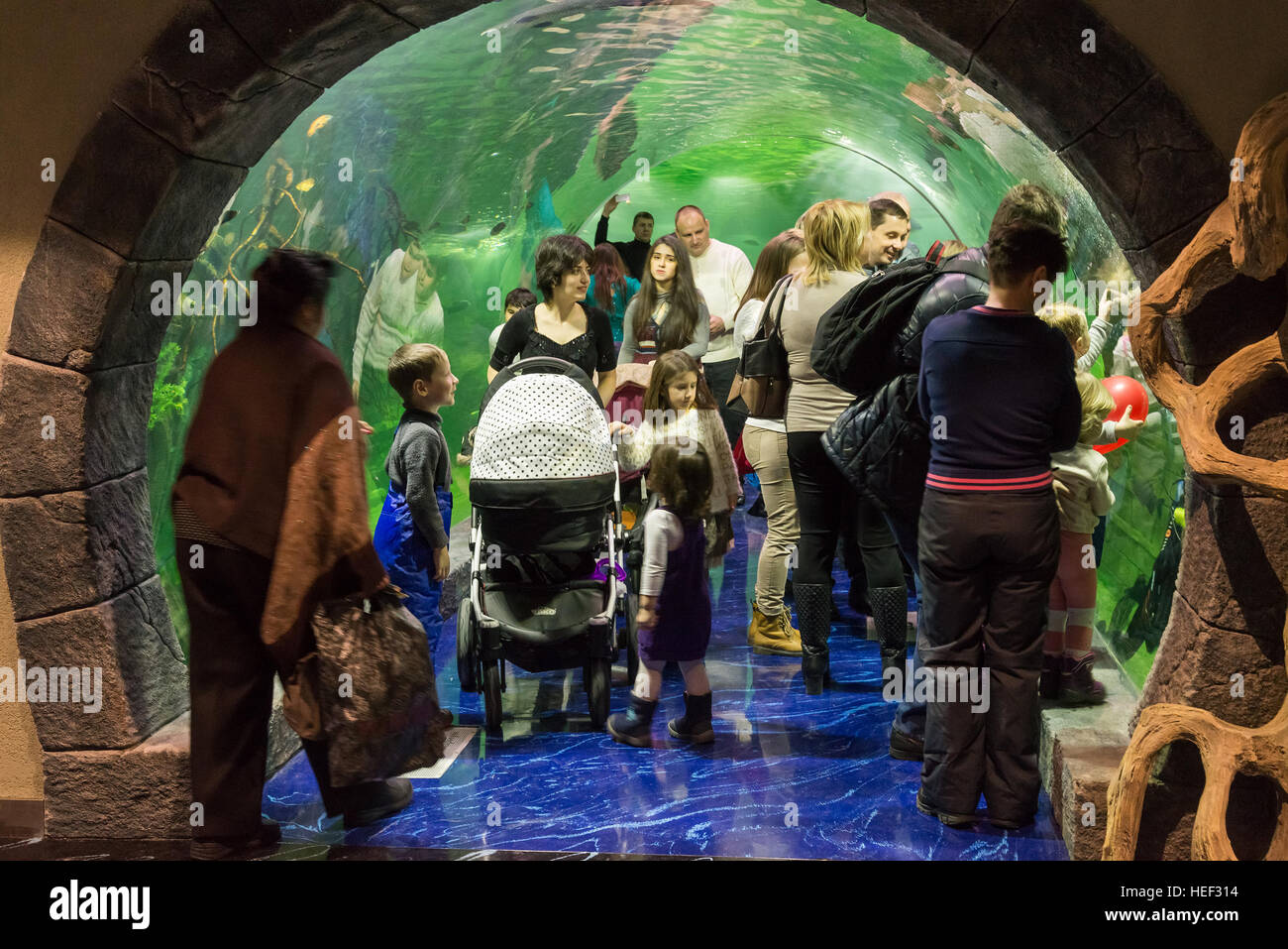 Moscou, Russie - Décembre 10,2016. Les gens de tunnel sous-marin à Krasnogorsk. le jour de l'ouverture Banque D'Images