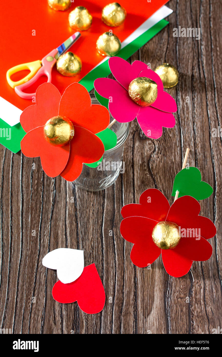 Lenfant Fait Un Don Coeur Bouquet De Fleurs En Papier Et
