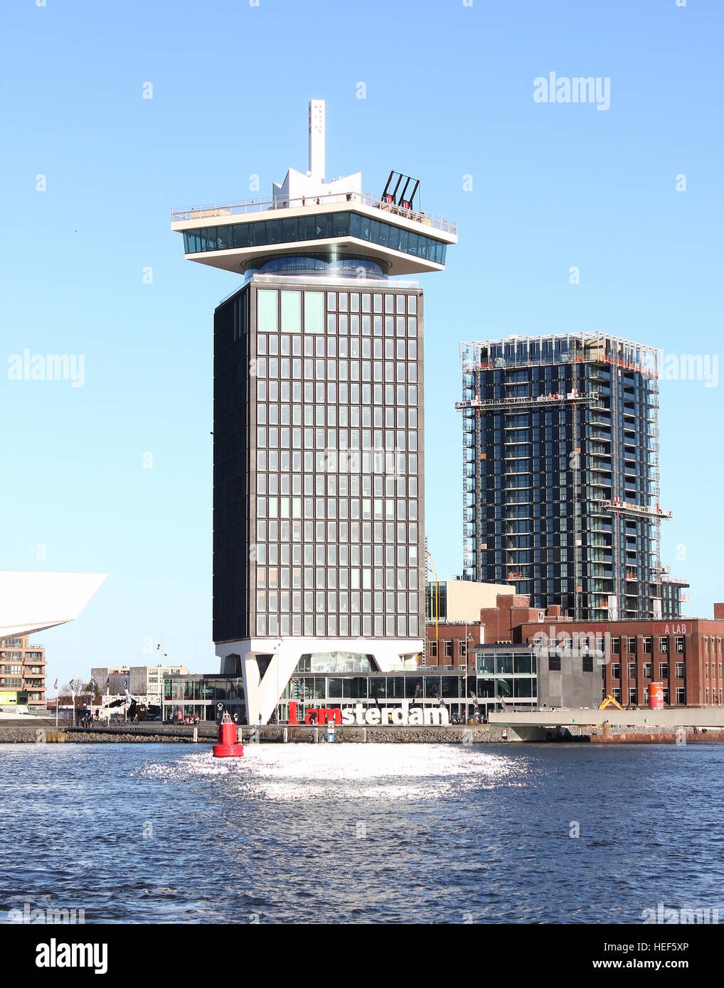 A'DAM Toren / ADAM panorama Tower , à Amsterdam, Pays-Bas sur la rivière IJ. Ex-Shell (Shell toren HQ) Banque D'Images