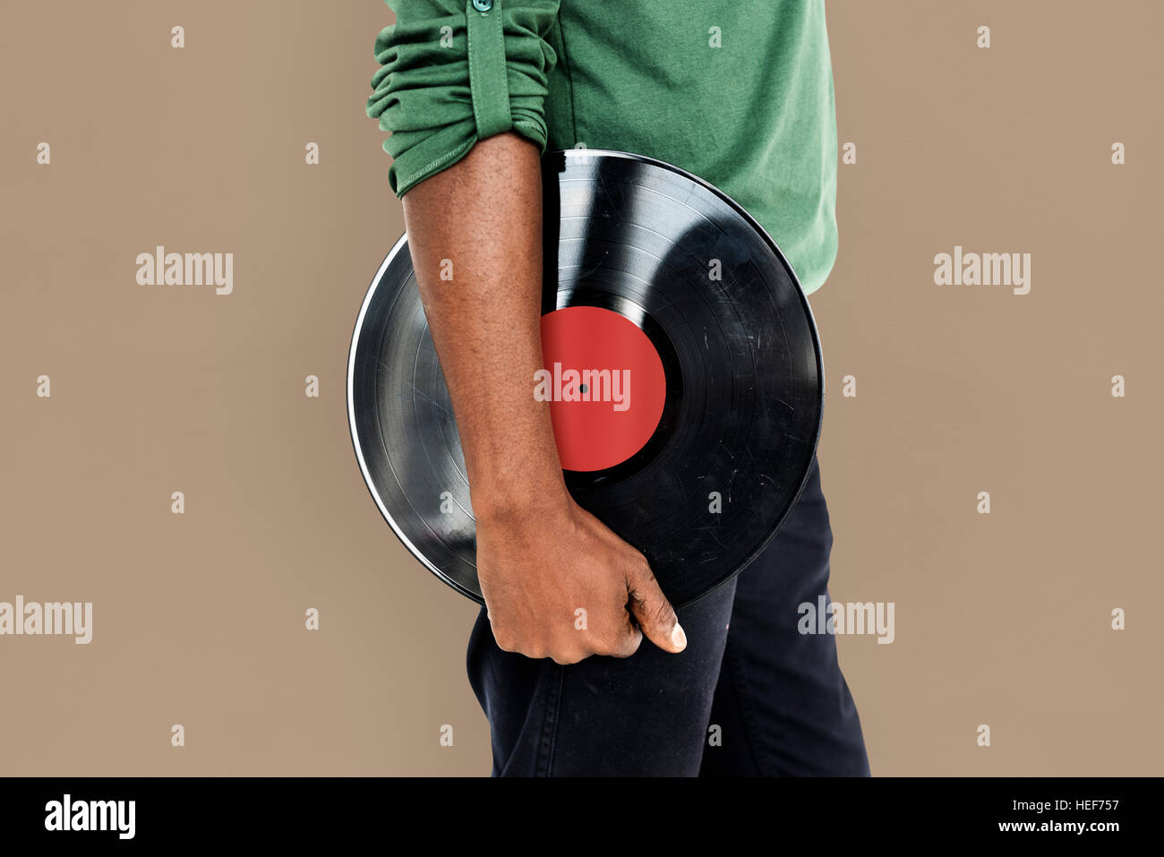 African Man Holding disc-jockey vinyle Concept Musique Banque D'Images