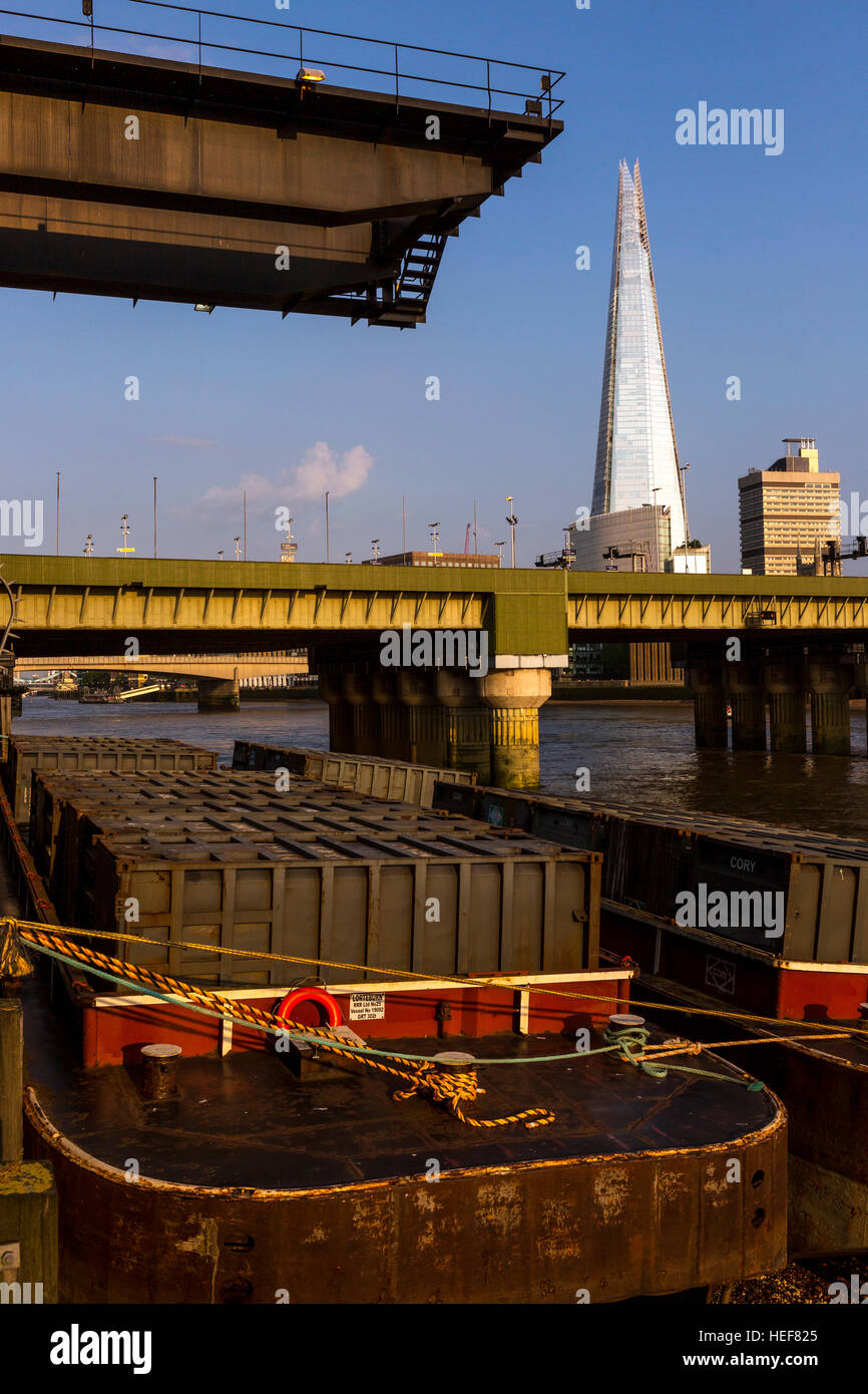 Le Shard Building avec les contenants de déchets sur la Tamise, Londres, Royaume-Uni Banque D'Images