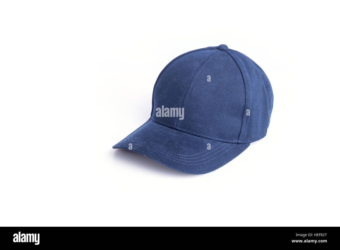 Close up new blue baseball hat isolé sur fond blanc Banque D'Images
