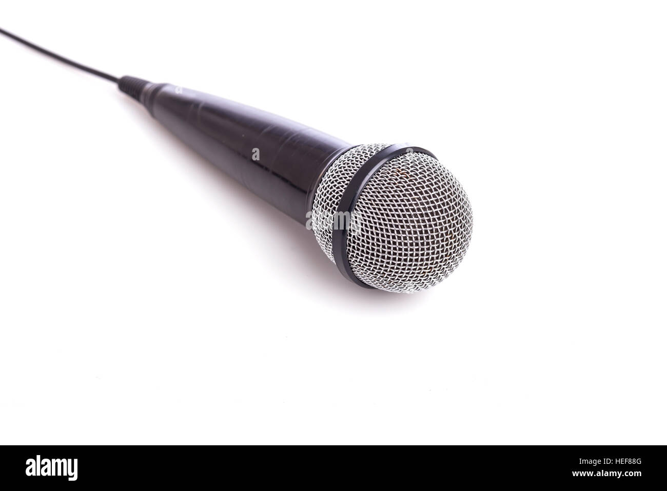 Close up vieux microphone isolé sur fond blanc Banque D'Images
