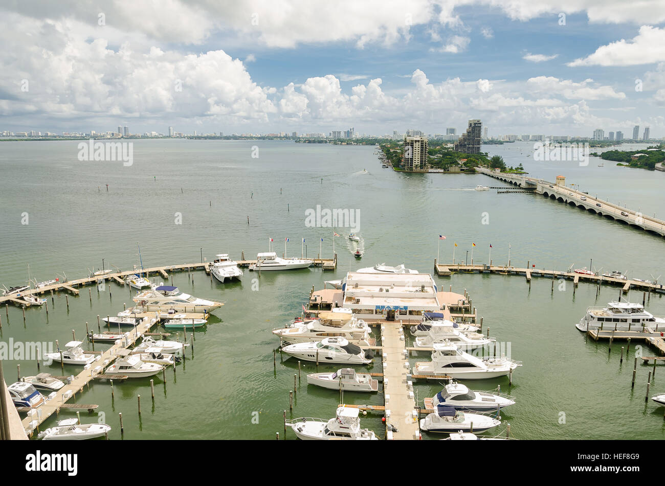 Miami, Floride, USA - 7 octobre 2012 : pont escamotable et d'horizon de Miami South Beach vu du centre-ville Banque D'Images