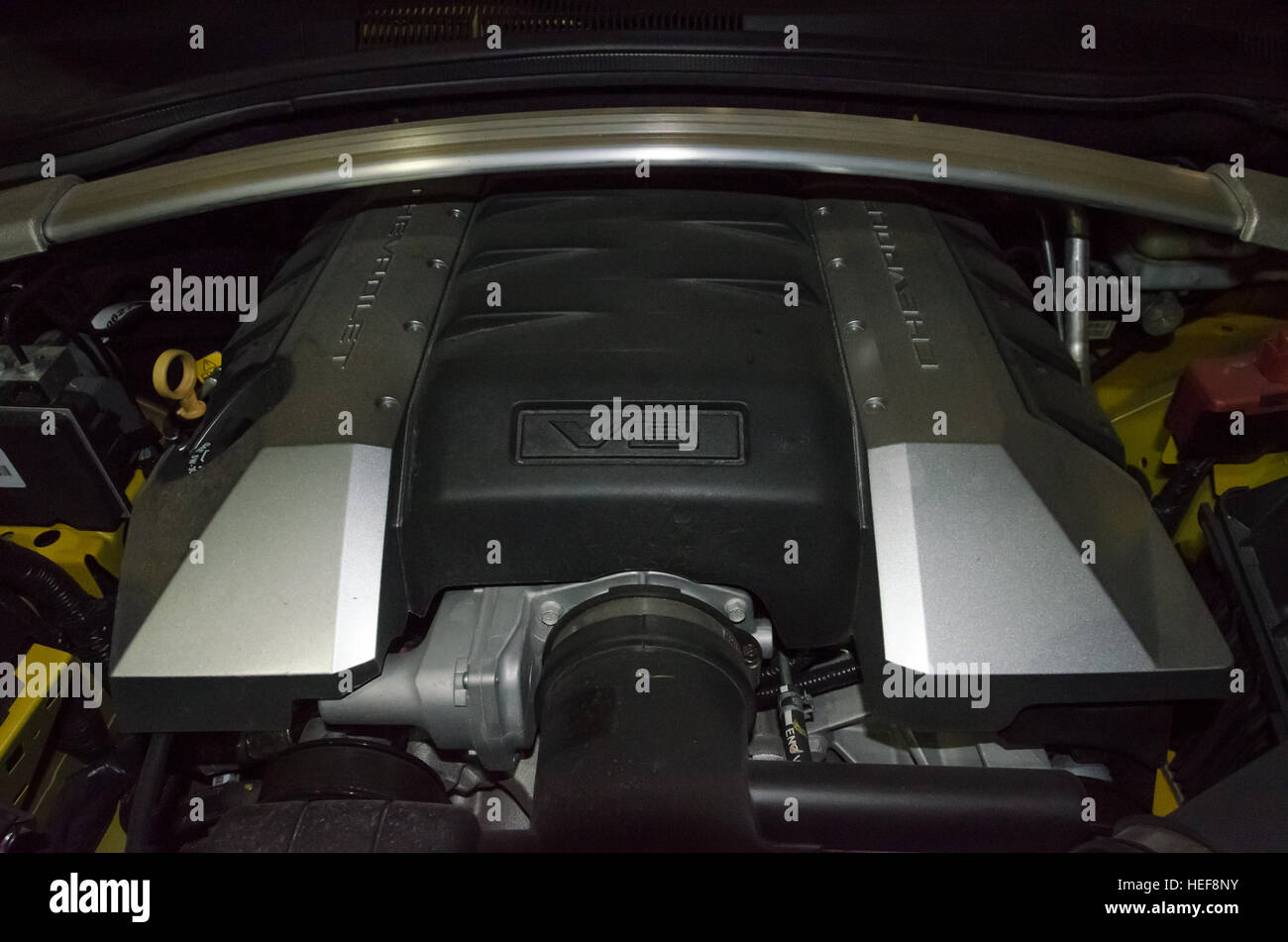 Miami, USA - 22 septembre 2012 : Le moteur d'une Chevrolet Camaro SS cabriolet. La cinquième génération a été introduite en 2010. Cette décapotable SS fea Banque D'Images