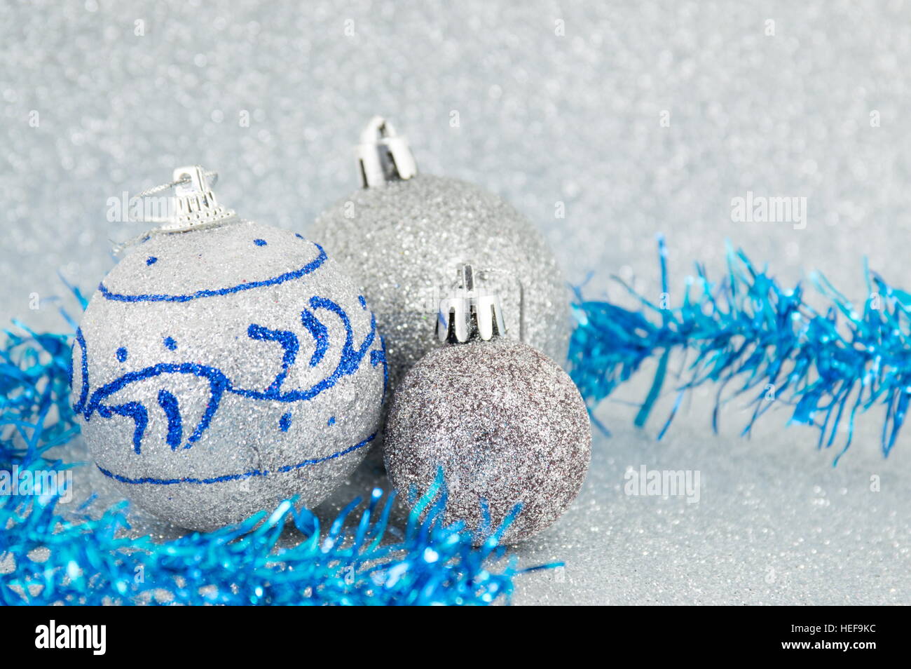 Trois boules de noël argent avec ruban brillant bleu Banque D'Images