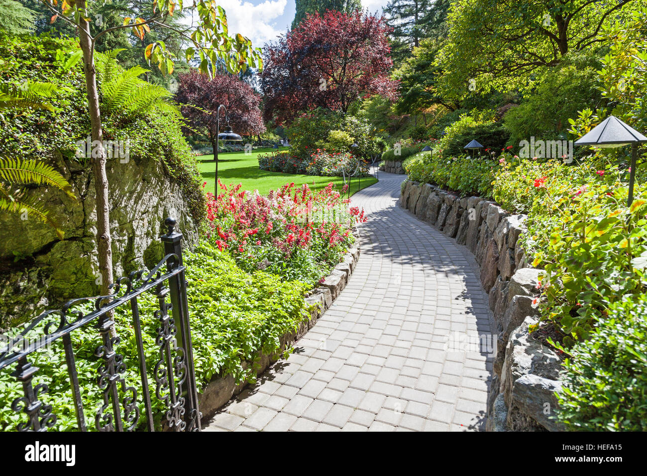 Un chemin et un embarquement au Butchart Gardens, près de Victoria, île de Vancouver, Colombie-Britannique, Canada Banque D'Images