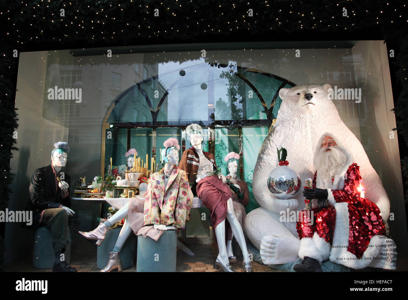 Les magasins d'Oxford Street et Selfridges Marks & Spencer affiche la fenêtre de Noël comprend : Atmosphère Où : London, Royaume-Uni Quand : 19 Nov 2016 Banque D'Images
