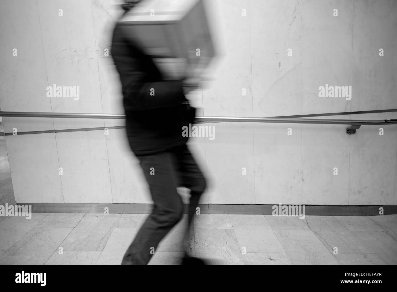 Homme portant une grande boîte Banque D'Images