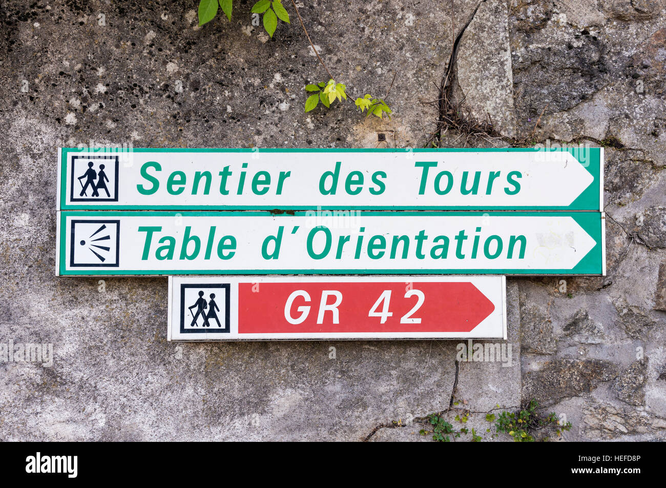 Des signes de points d'intérêt locaux sur le réseau de Grande Randonnée Tournon-sur-Rhône, Ardèche, France Banque D'Images