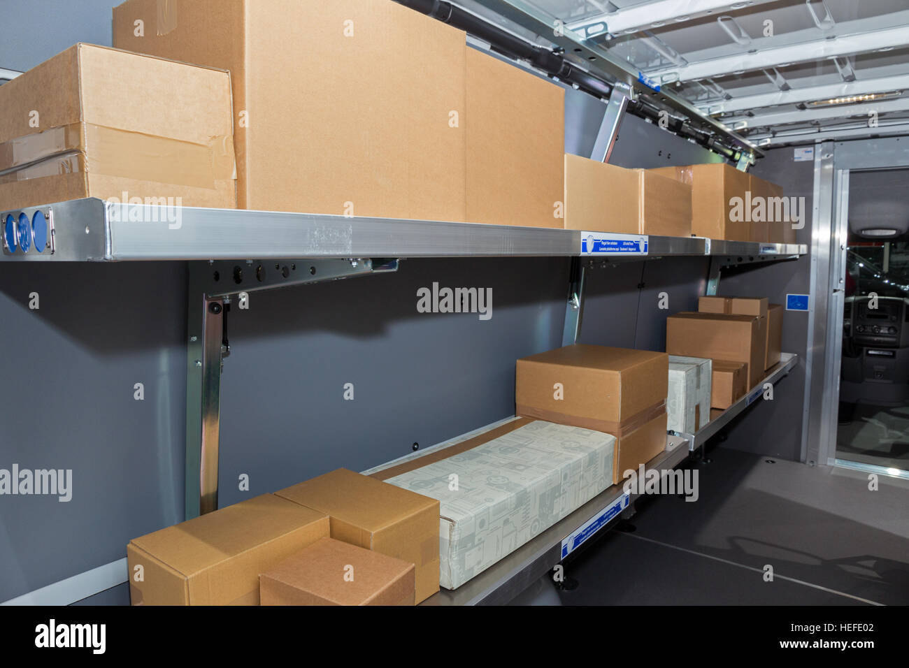 Camion de livraison de colis intérieur Banque D'Images