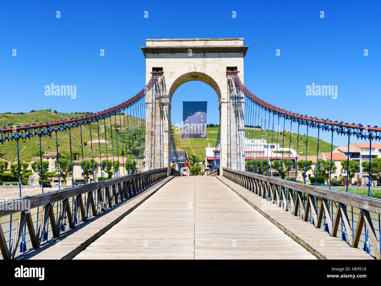 La Marc Seguin à pont en direction de la ville et les vignobles de Tain-l'Hermitage, Drôme, Auvergne-Rhône-Alpes, France Banque D'Images