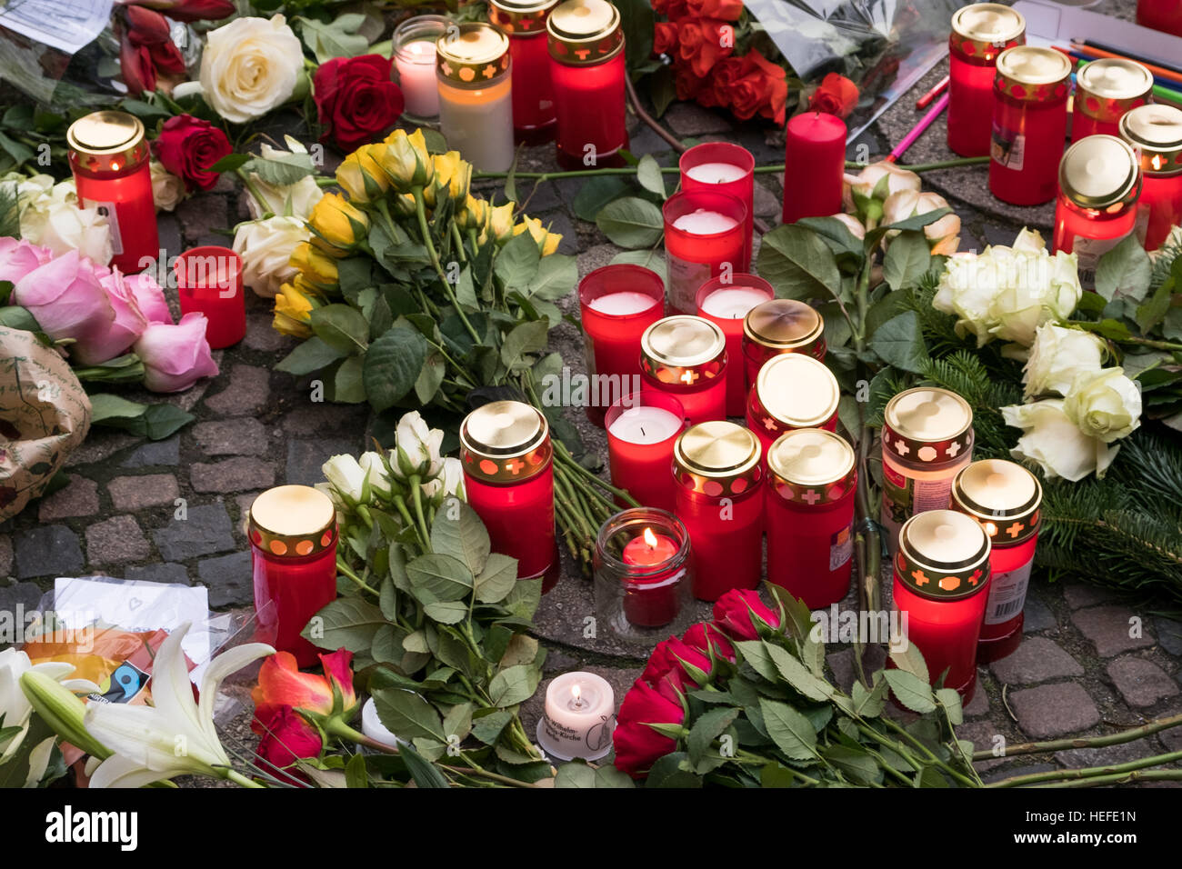 Des bougies et des fleurs sur le marché de Noël à Berlin, le jour après l'attaque terroriste. Banque D'Images