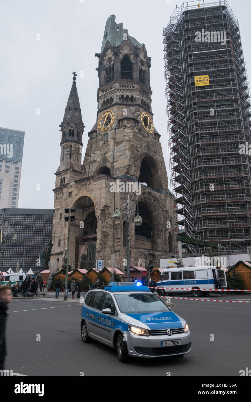 Voiture de police à l'Eglise du Souvenir / Marché de Noël à Berlin, le jour après l'attaque terroriste. Banque D'Images