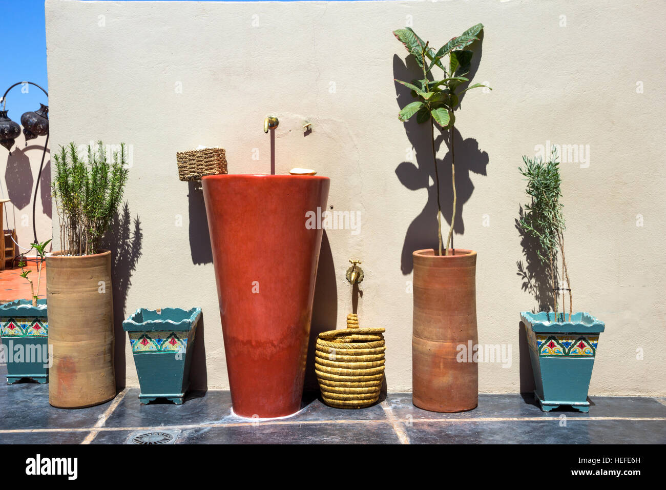 Évier et plante contre un mur dans un pays chaud. Banque D'Images