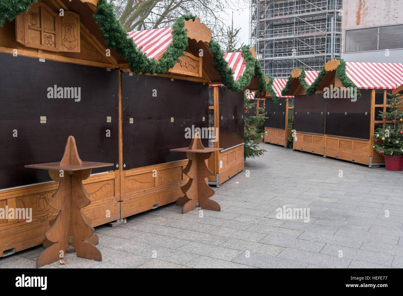 Marché fermé cale au Marché de Noël à Berlin, le jour après l'attaque terroriste. Banque D'Images