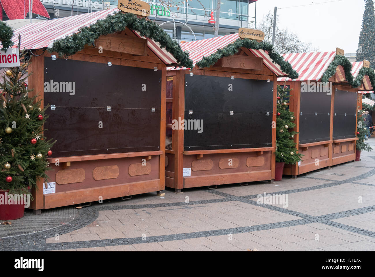 Marché fermé cale au Marché de Noël à Berlin, le jour après l'attaque terroriste. Banque D'Images