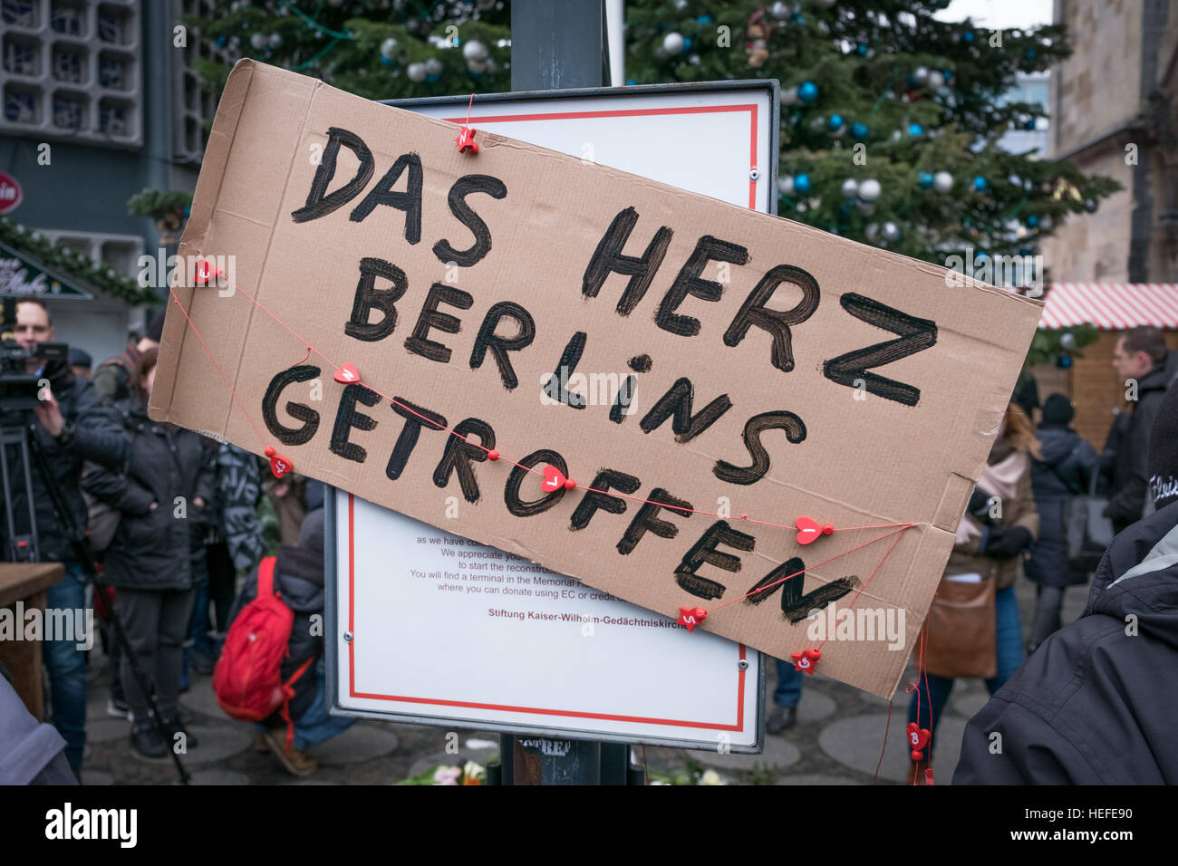 Un panneau disant 'Das Herz ist Berlin getroffen' ( Le coeur de Berlin est touché) au marché de Noël de Berlin, le jour d'après Banque D'Images