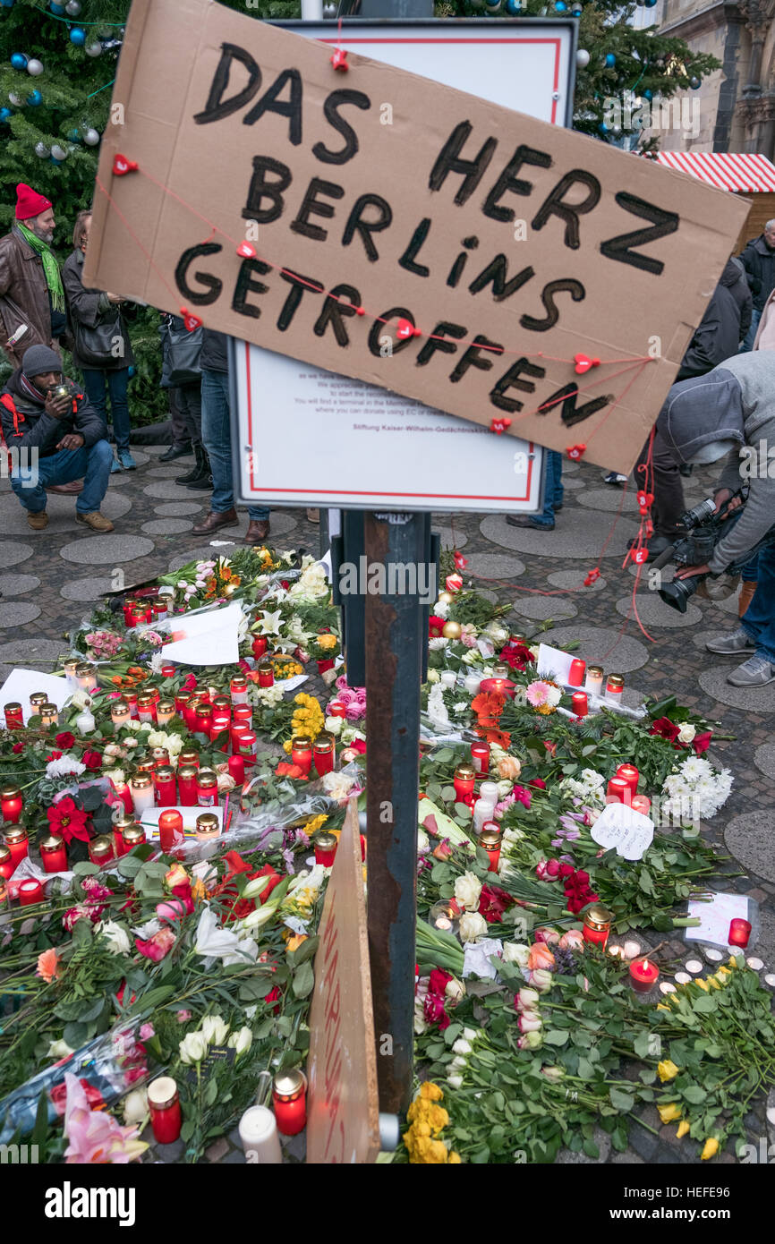 Un panneau disant 'Das Herz ist Berlin getroffen' ( Le coeur de Berlin est touché) au marché de Noël de Berlin Banque D'Images