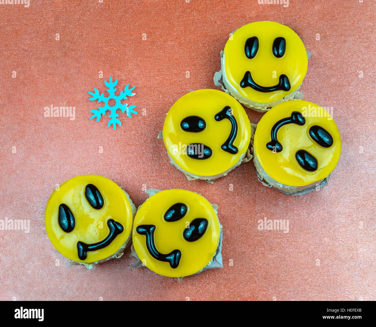 Décorées avec des gâteaux au fromage jaune cinq visages de sourires avec des flocons Banque D'Images