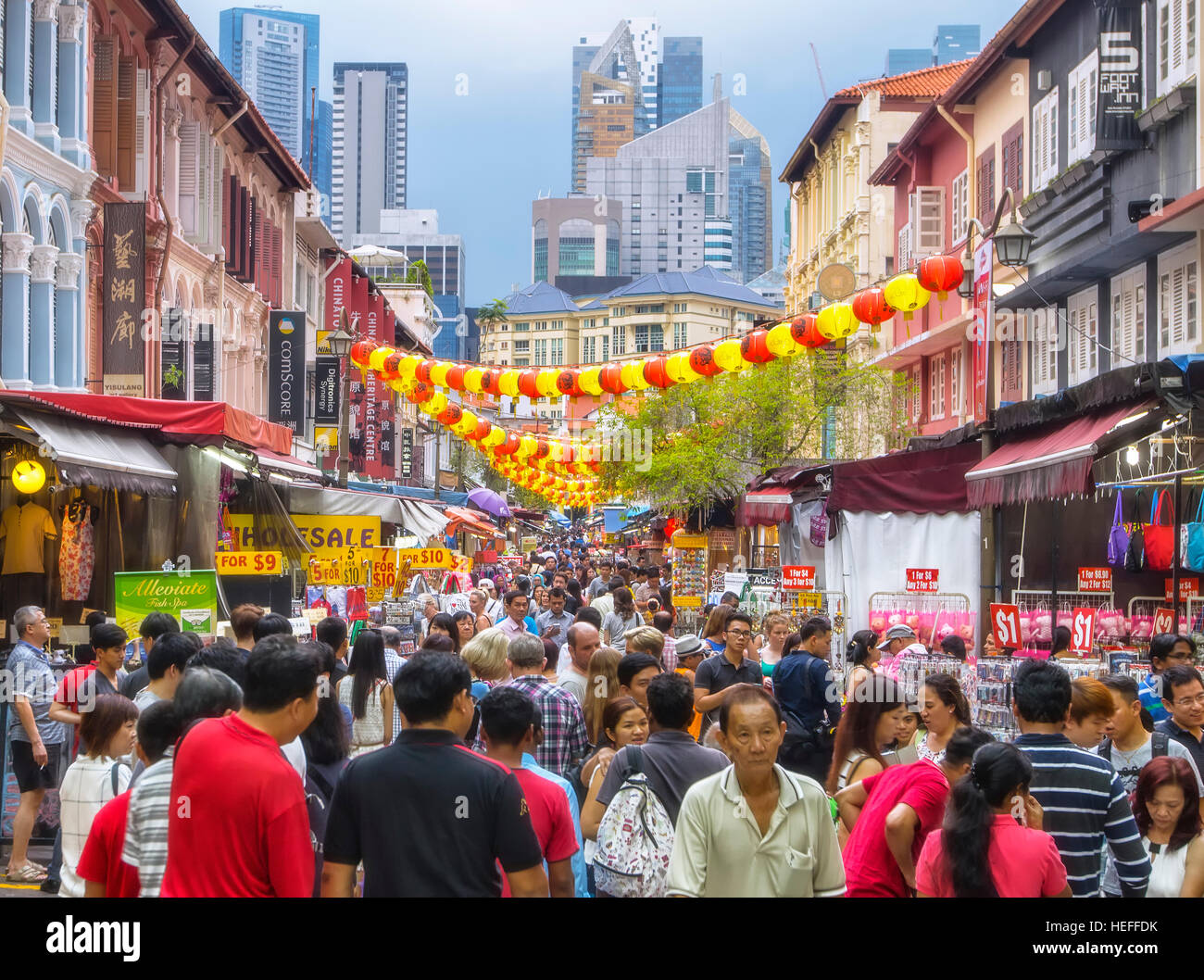 Étals de rue et maisons boutique dans Chinatown, Singapour Banque D'Images