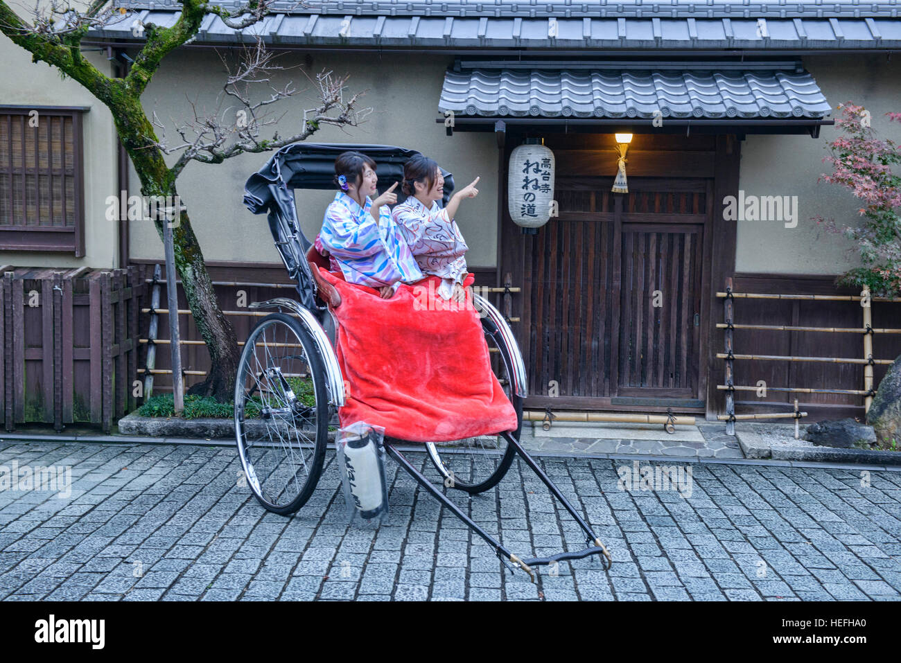 Visite touristique par jinrickshaw dans Higashiyama, Kyoto, Japon Banque D'Images