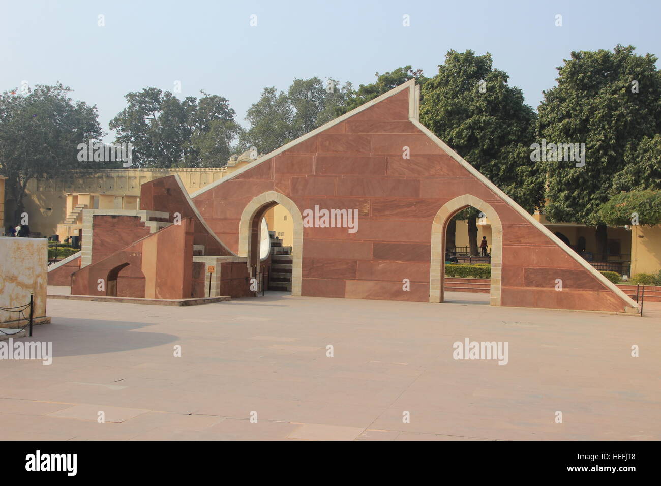 L'un des cinq observatoires en plein air, Jantar Mantar, construit par le Roi Sawai Jai Singh II à Jaipur, Rajasthan, Inde, Asie Banque D'Images