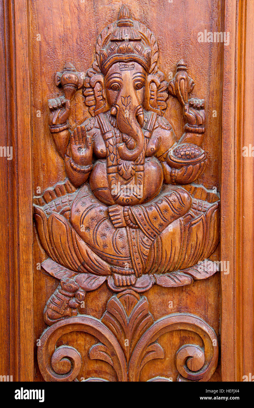 Panneau de porte en teck avec bas-relief gravure de Ganesha Banque D'Images