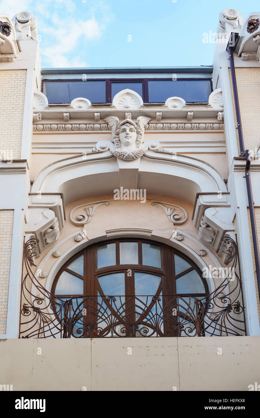 Acroteria sur la façade de l'édifice architectural blanc Banque D'Images