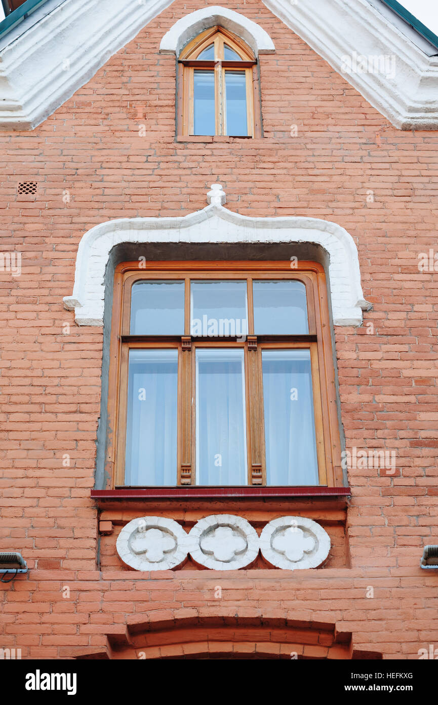 Dans la fenêtre de l'édifice de brique Banque D'Images