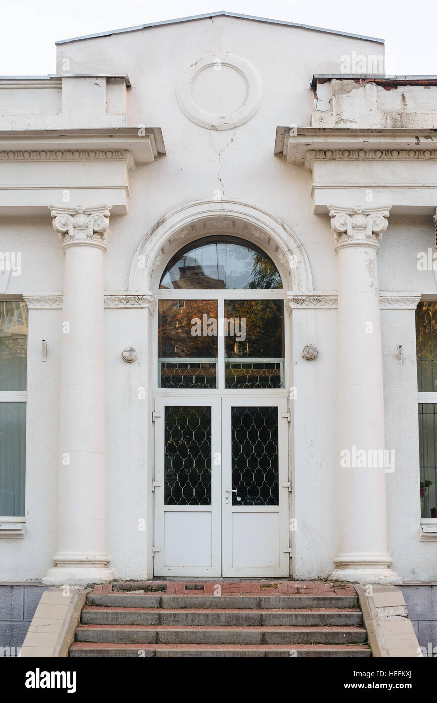 La façade blanche avec portes et colonnes Banque D'Images