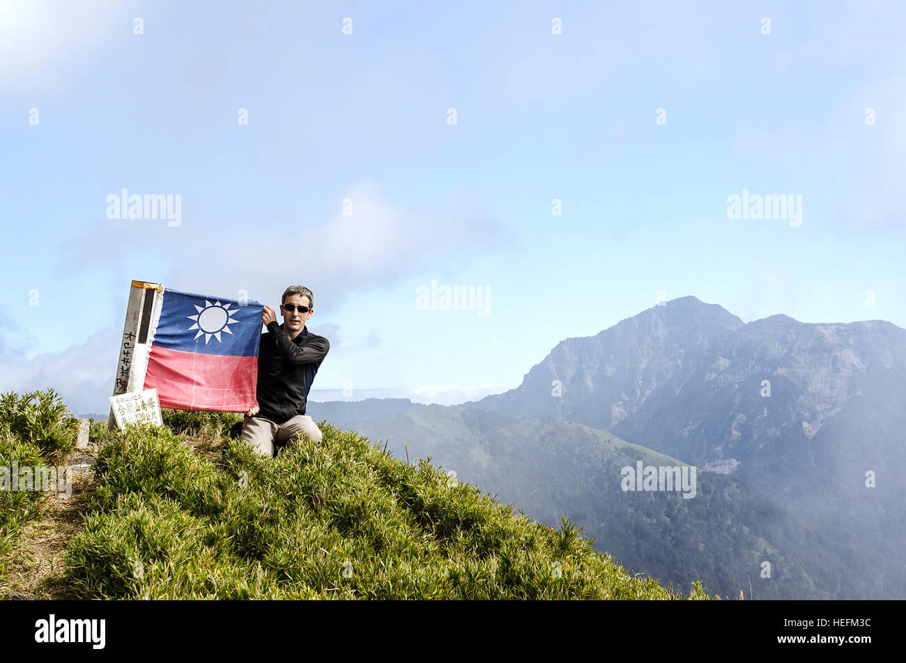 Drapeau sur le sommet d'une montagne. Non, pas une partie de la Chine. Banque D'Images