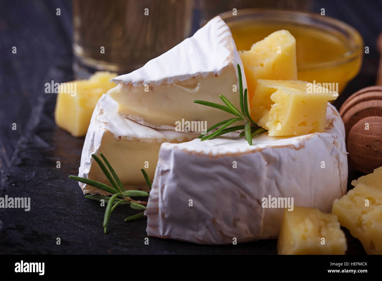 Le camembert avec du miel et du vin. Focus sélectif. Banque D'Images