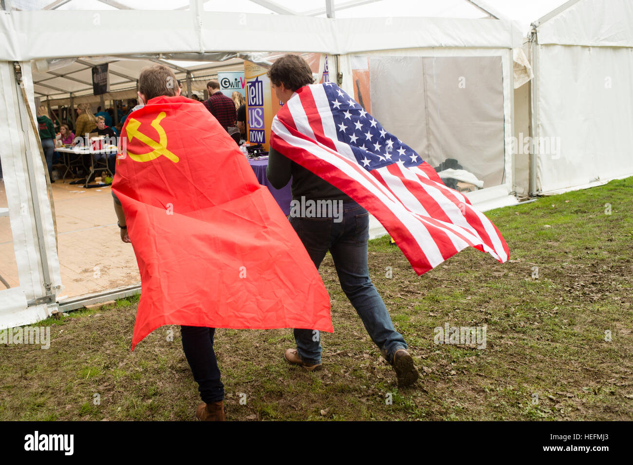 L'enseignement universitaire UK : Freshers week events à l'Université d'Aberystwyth - premier cycle sur le campus de rejoindre sportifs ou sociaux de sociétés - 30 septembre 2016 - Deux jeunes hommes portant des drapeaux américains et russes marchant côte à côte Banque D'Images