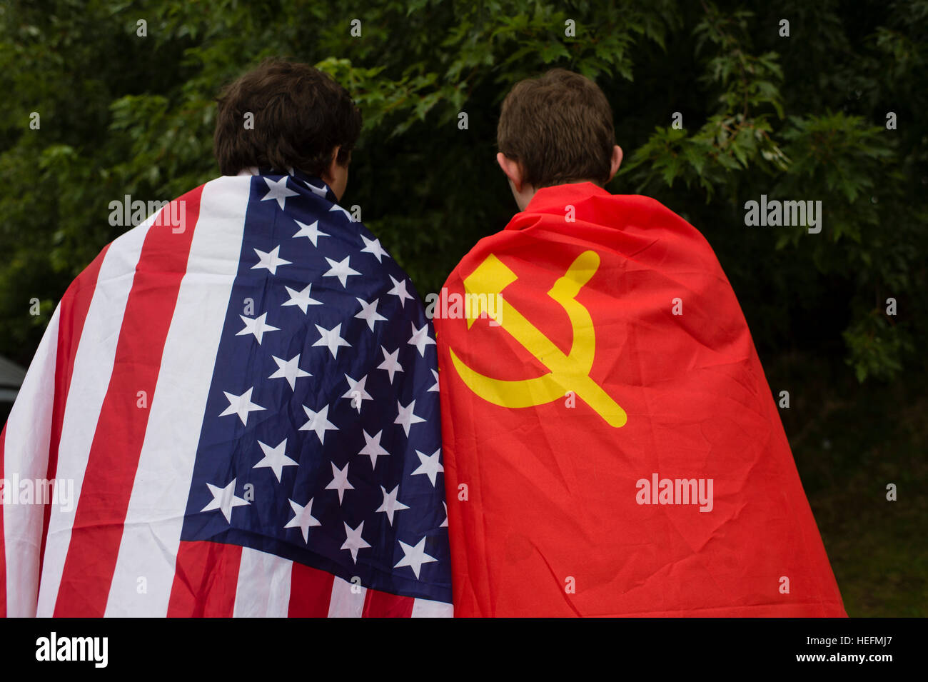 L'enseignement universitaire UK : Freshers week events à l'Université d'Aberystwyth - premier cycle sur le campus de rejoindre sportifs ou sociaux de sociétés - 30 septembre 2016 - Deux jeunes hommes portant des drapeaux américains et russes standing side by side Banque D'Images