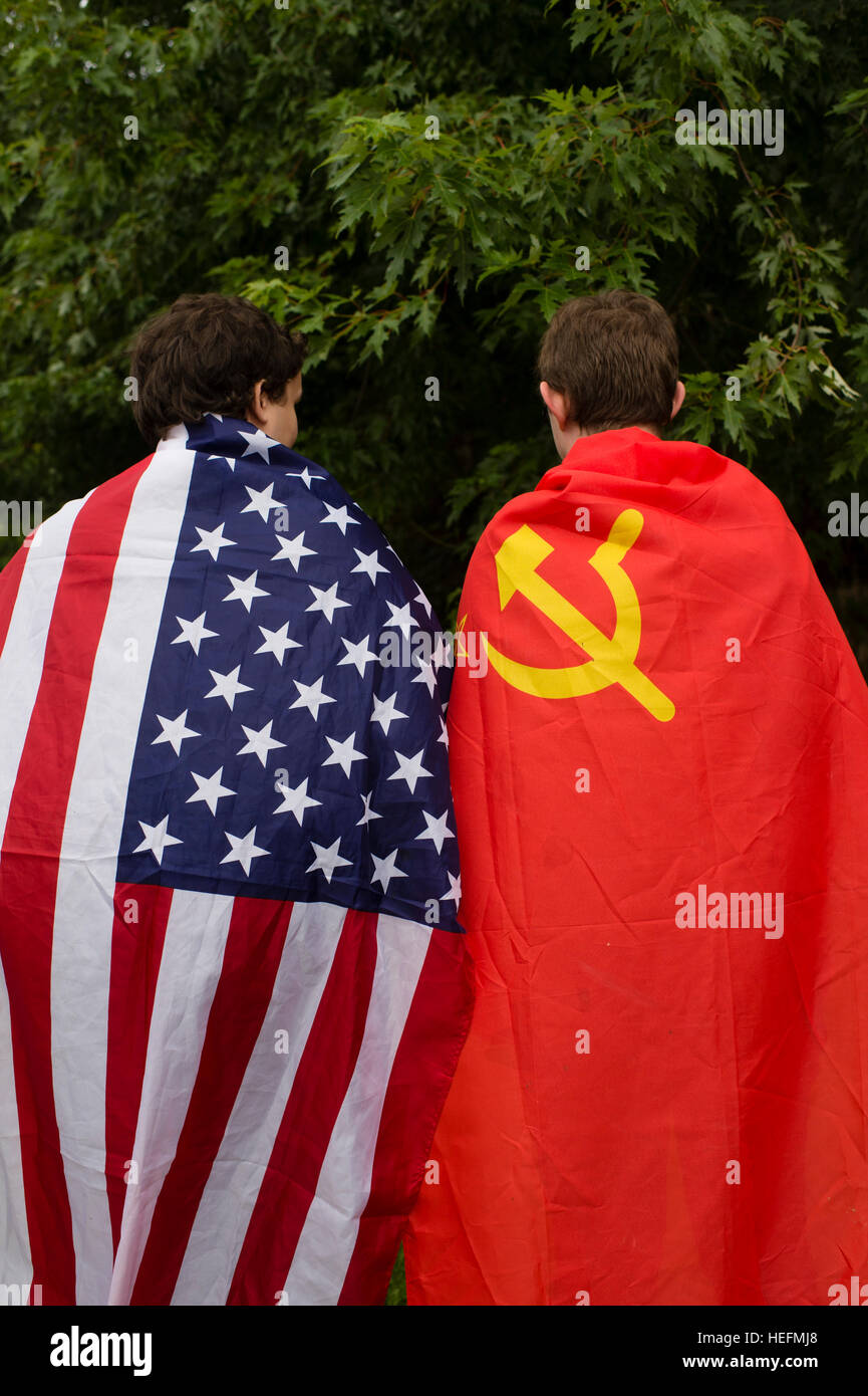 L'enseignement universitaire UK : Freshers week events à l'Université d'Aberystwyth - premier cycle sur le campus de rejoindre sportifs ou sociaux de sociétés - 30 septembre 2016 - Deux jeunes hommes portant des drapeaux américains et russes standing side by side Banque D'Images