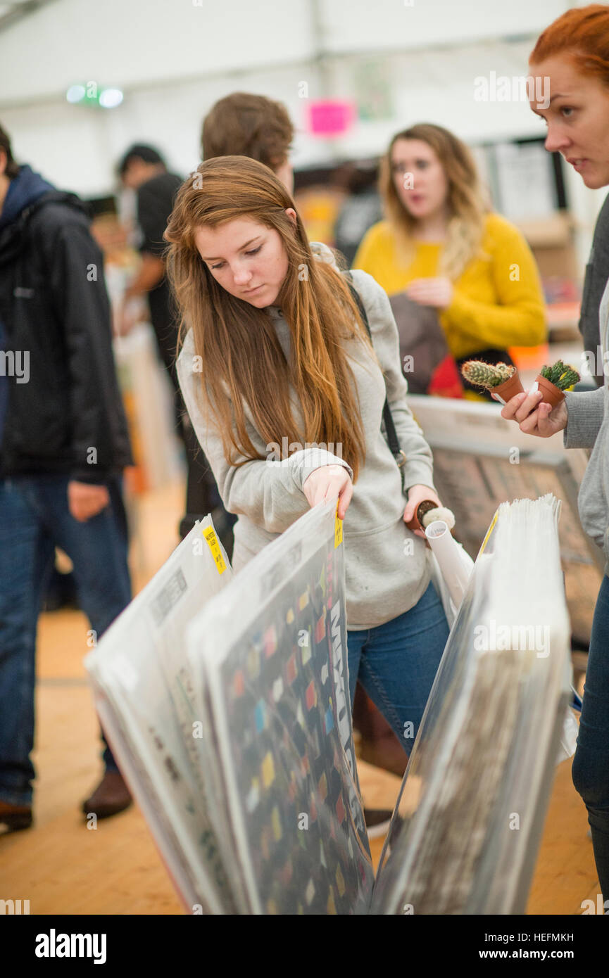 L'enseignement universitaire UK : Freshers week events à l'Université d'Aberystwyth - premier cycle sur le campus de rejoindre et social des sociétés sportives - Septembre 2016 Banque D'Images