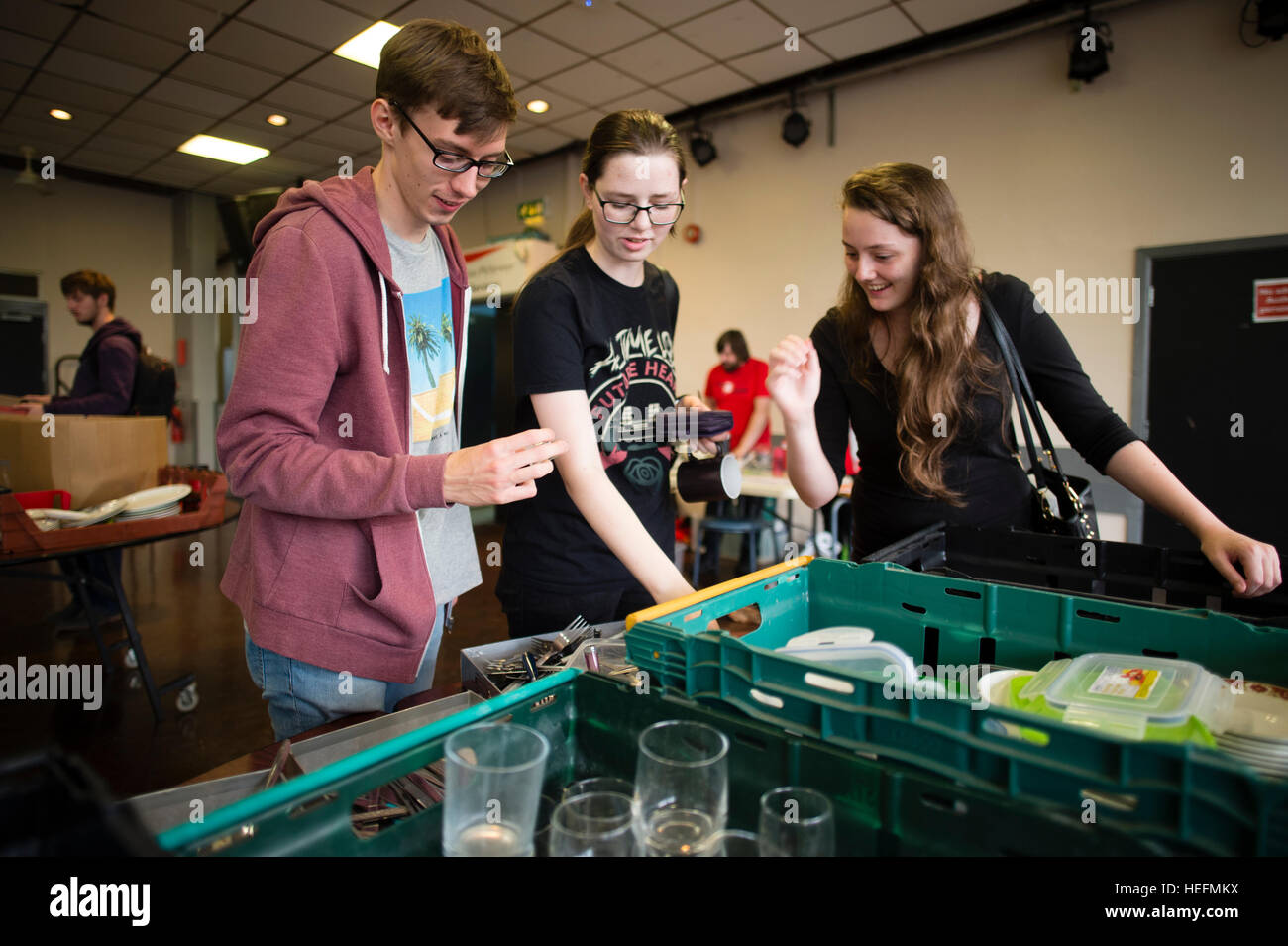 L'enseignement universitaire au Royaume-Uni : les étudiants de l'Université d'Aberystwyth de seconde main d'achat de l'équipement de la maison, ustensiles et vaisselle au début de l'année universitaire 2016-2017 Banque D'Images