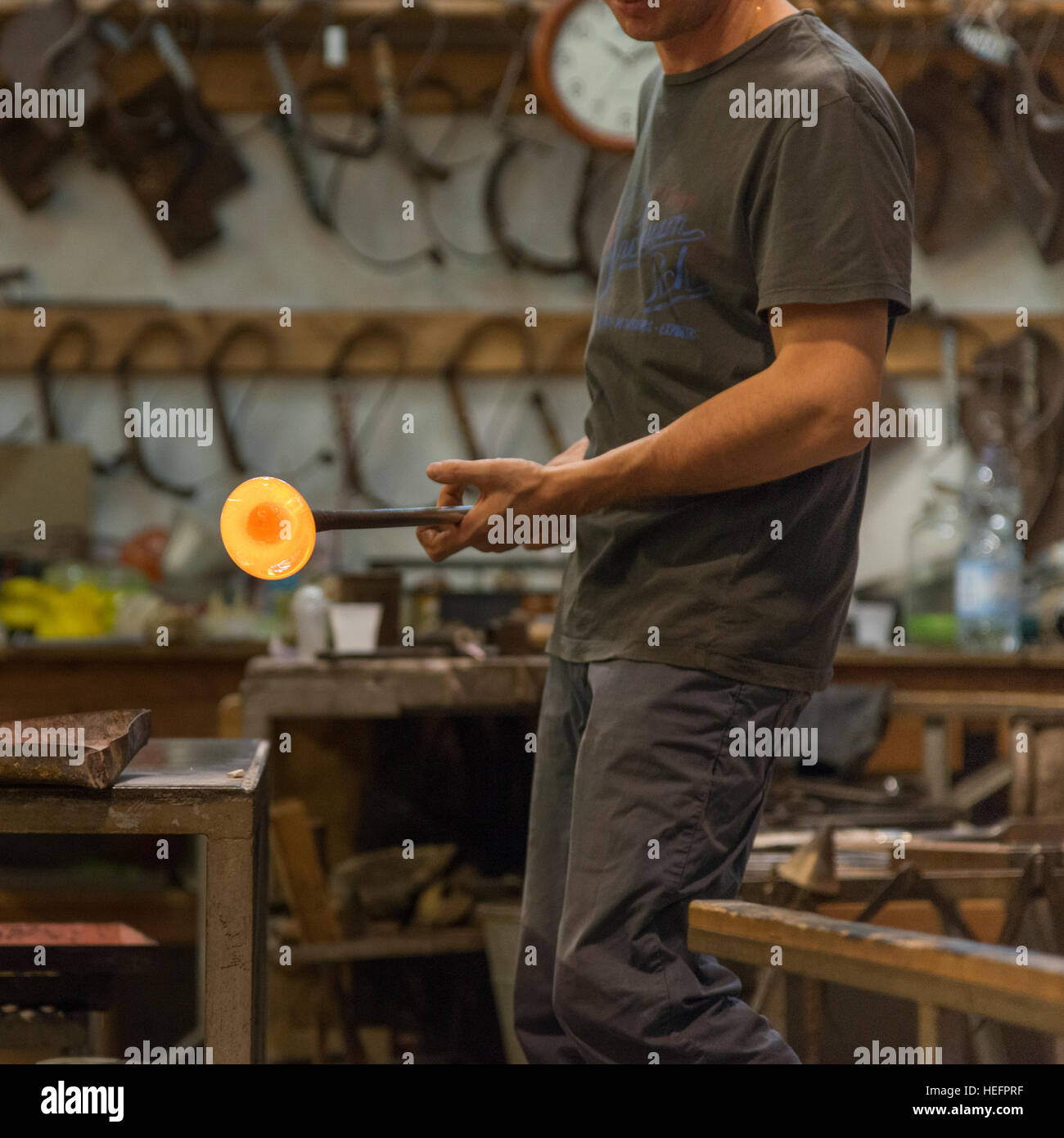 Verrier de Murano travaillant dans l'usine, Murano, Venise, Vénétie, Italie Banque D'Images