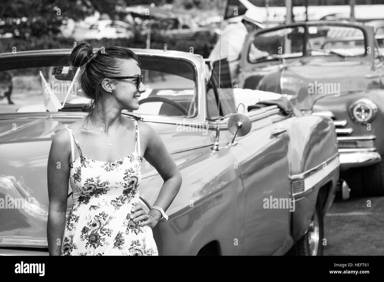 Pose par un taxi à La Havane Banque D'Images