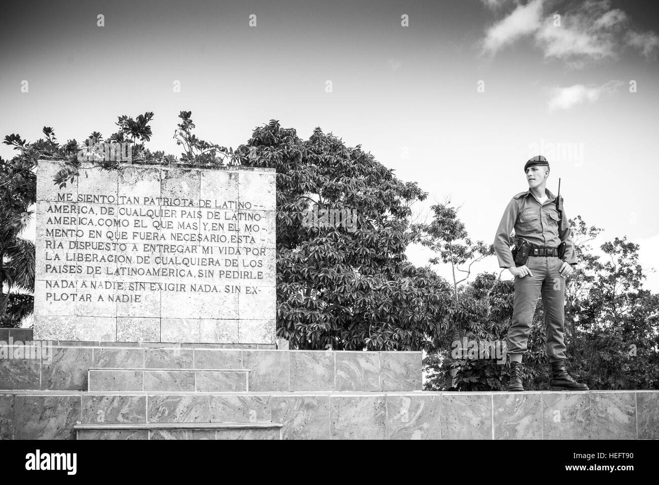 Un soldat monte la garde au mémorial et de la tombe de Che Guevara Banque D'Images