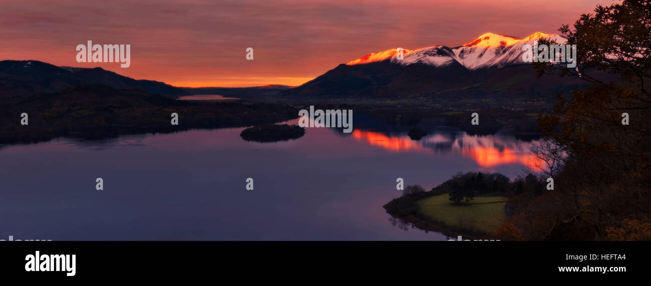 Derwent Water, Skiddaw et Keswick au coucher du soleil à partir de la Surprise Banque D'Images