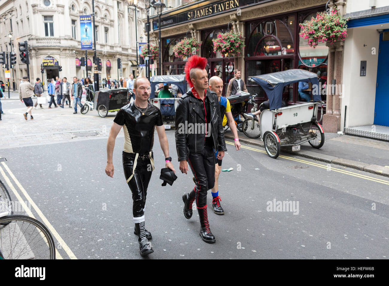 Un homme avec un Mohican rouge promenades avec vos amis vers Old Compton Street à Londres, au Royaume-Uni. Prises au cours de la Gay Pride Festival 2016. Banque D'Images