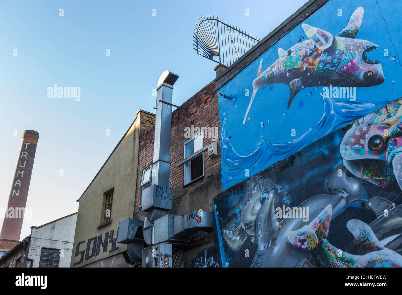L'art de rue à l'arrière d'un bâtiment juste à côté de Brick Lane dans l'Est de Londres, UK Banque D'Images