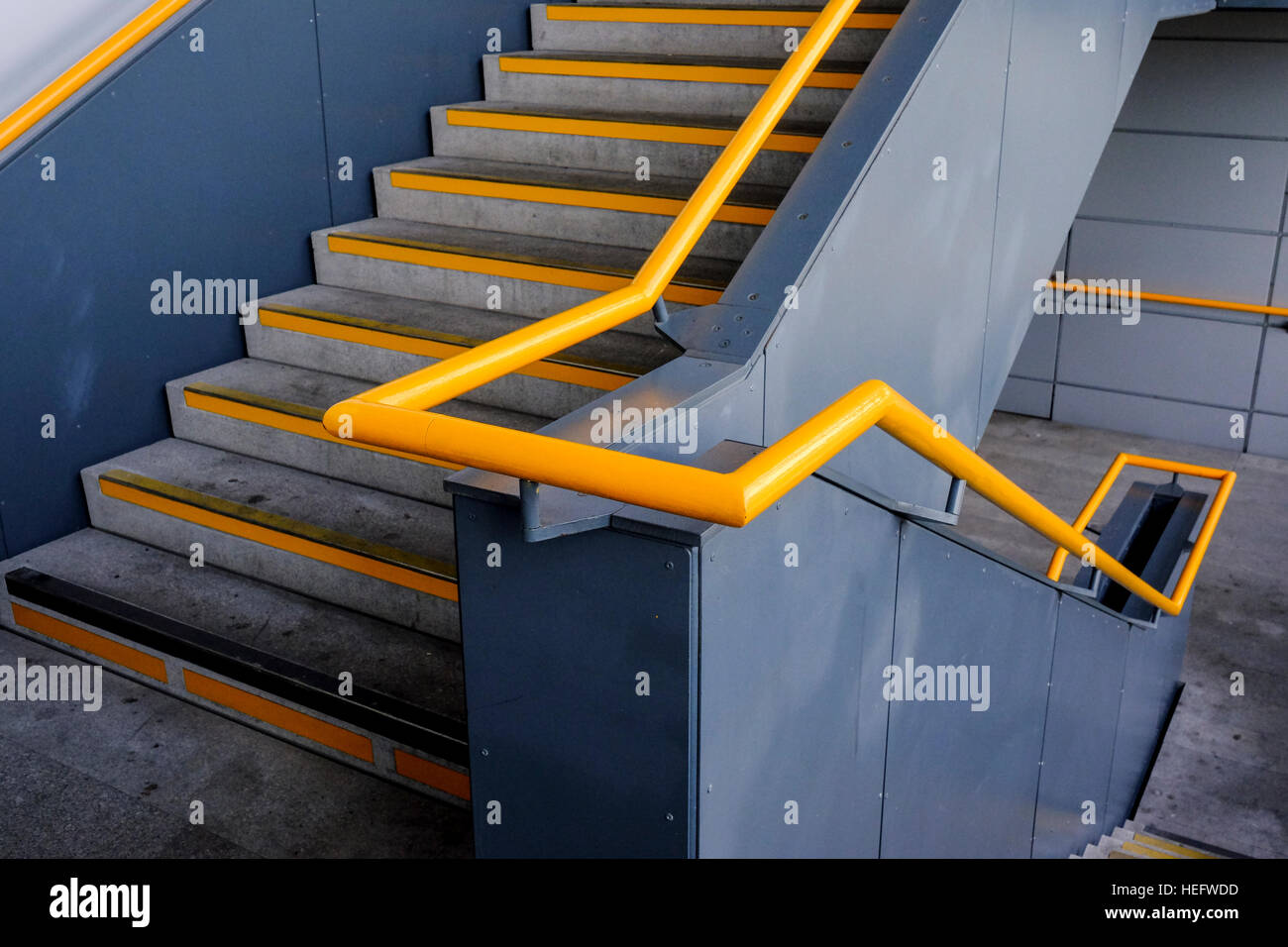 Main courante de jaune et gris escaliers Banque D'Images