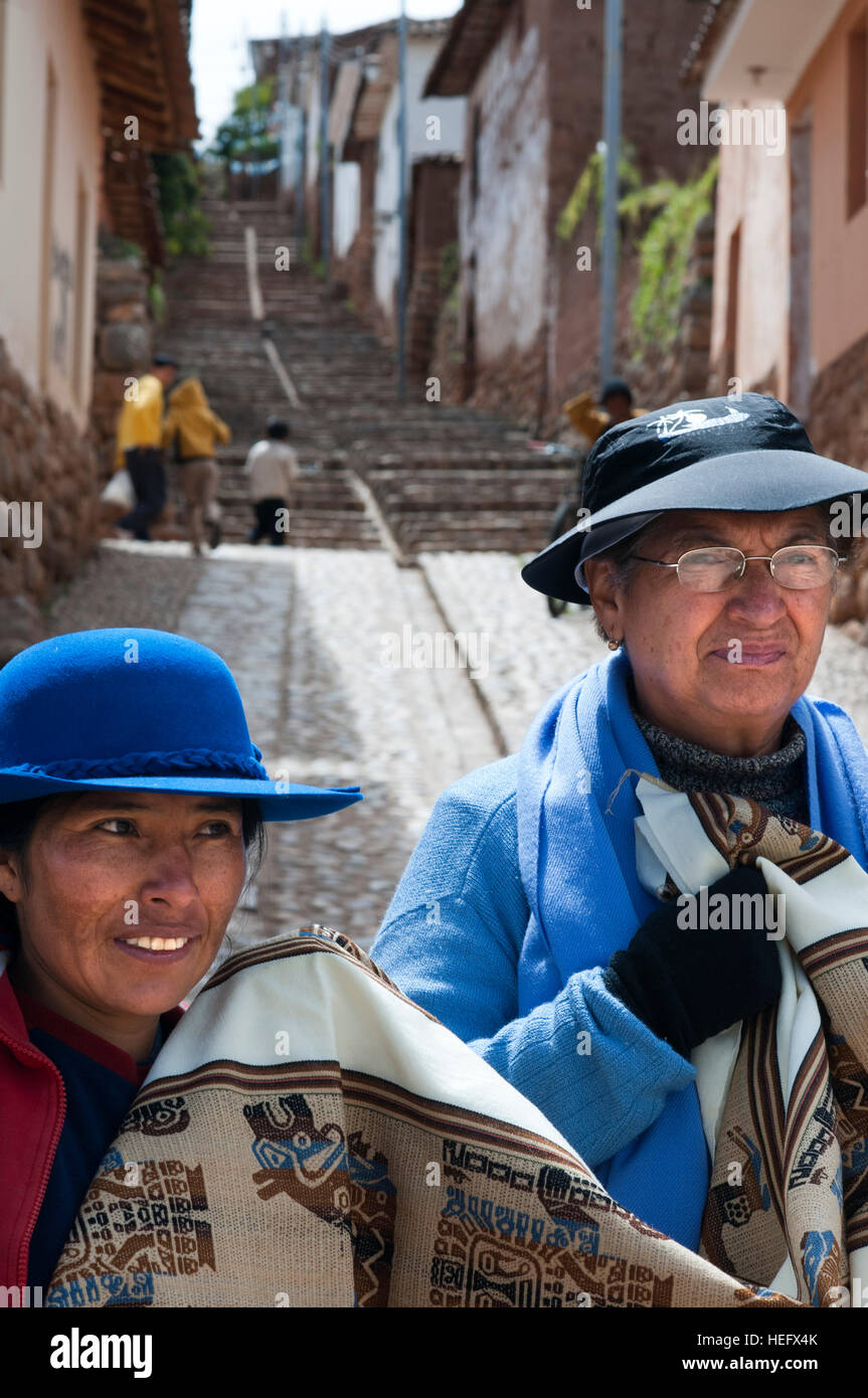 Les femmes avec des vêtements typiques dans le petit village de Chinchero dans la Vallée Sacrée près de Cuzco. Chinchero est un petit village indien andin situé à Banque D'Images