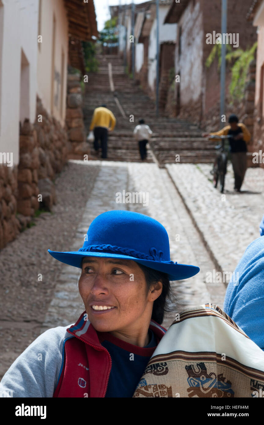 Femme avec des vêtements typiques dans le petit village de Chinchero dans la Vallée Sacrée près de Cuzco. Chinchero est un petit village indien andin situé à Banque D'Images
