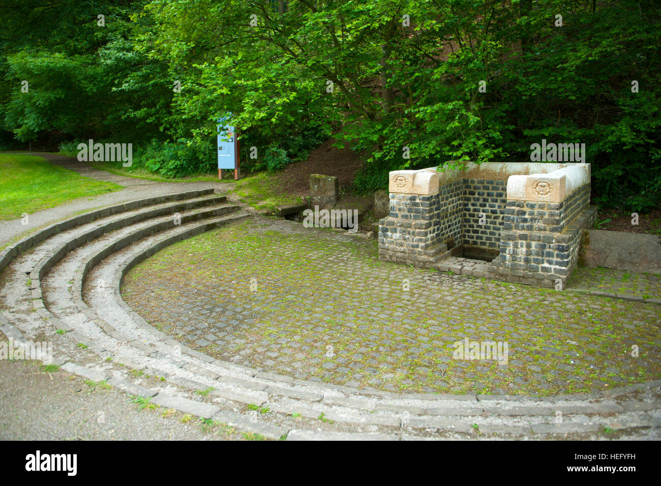 Deutschland, Nordrhein-Westfalen, Kreis Euskirchen, Nettersheim, Quellfassung «Urfttal Grüner Pütz' im. Hier beginnt die römische, Eifelwasserleitung Banque D'Images