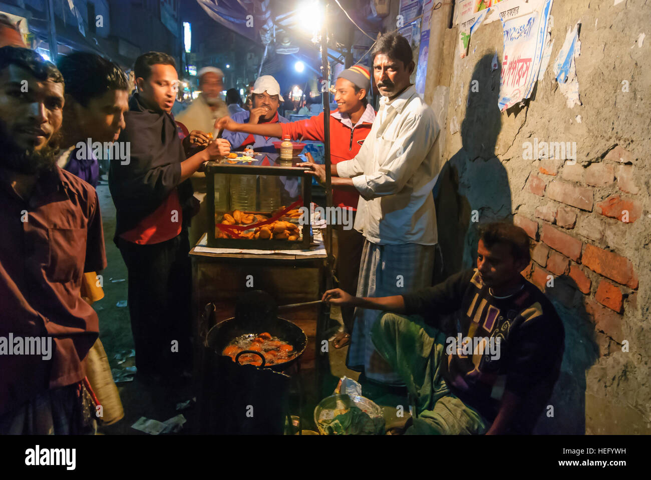 Khulna : Foodstall pour Bhaji (snack-composé d'oignons frits), Division de Khulna, Bangladesh Banque D'Images