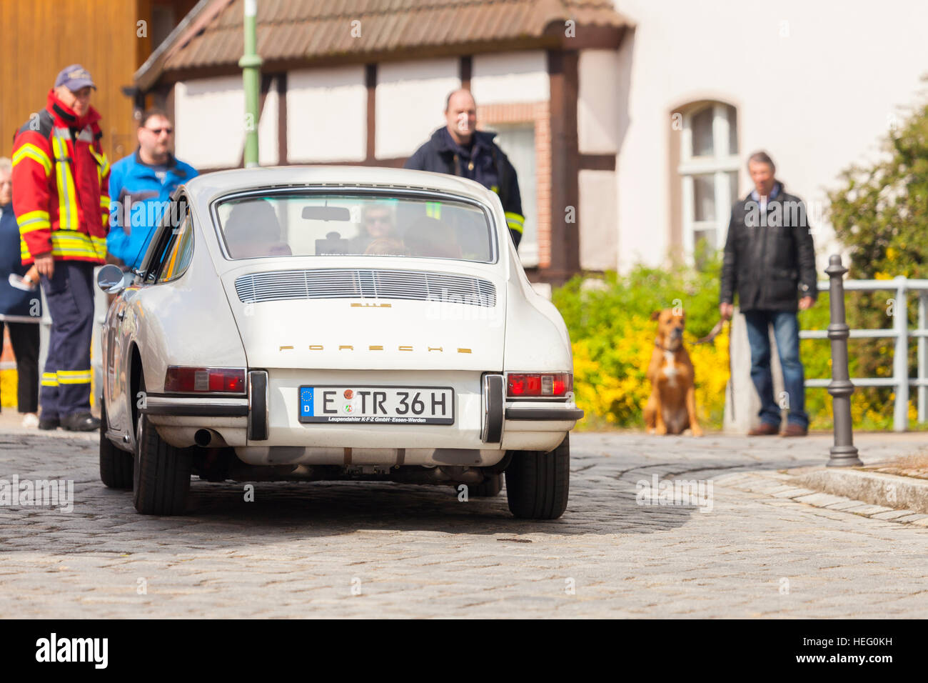 ALTENTREPTOW / Mecklembourg - Poméranie occidentale / ALLEMAGNE - Mai 2015 : Porsche 911 durs le long d'une rue sur un oldtimer festival Banque D'Images
